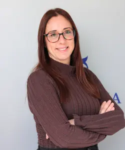  Alicia Granell, especialista en supervisar la documentación vinculada a vehículos en Cáceres
