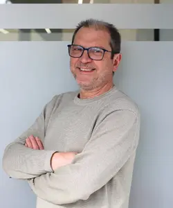 Antonio Fernández, experto en coordinar la documentación necesaria para retirar vehículos de circulación en Cáceres